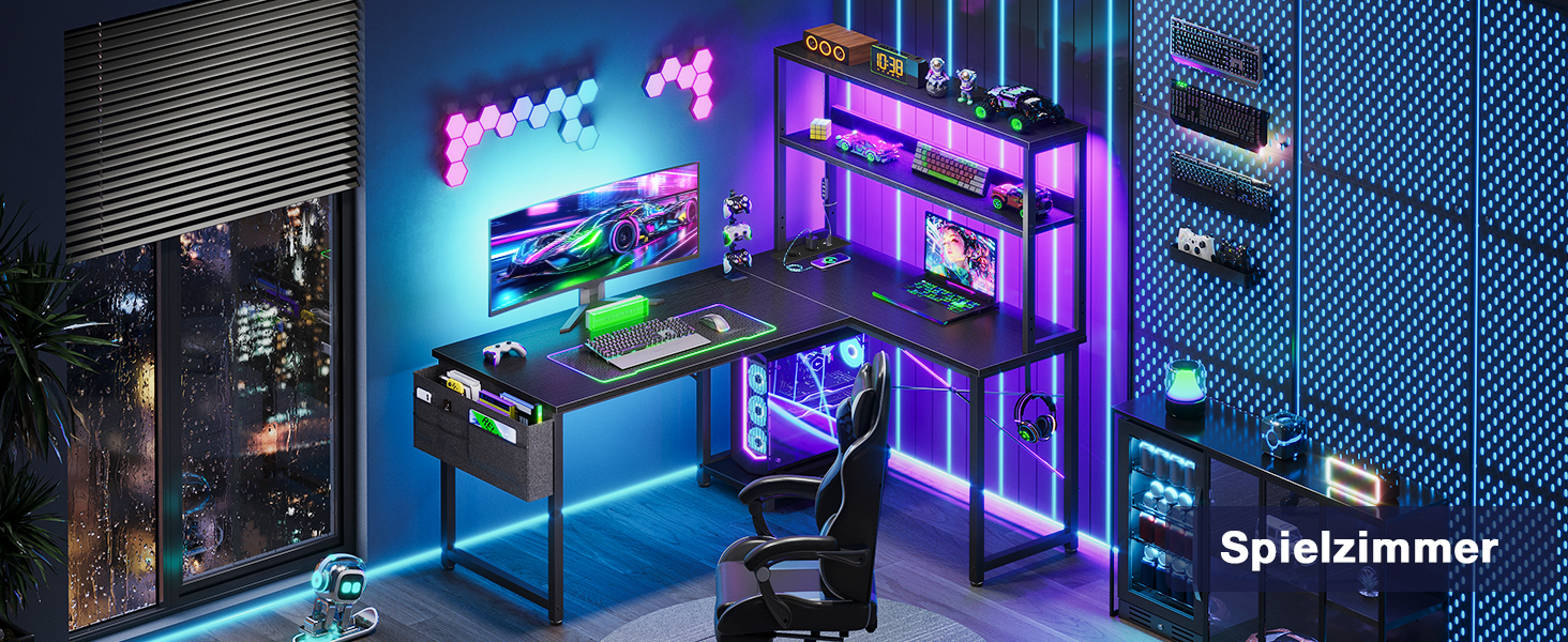 Gaming-Setup mit L-förmigem Schreibtisch, mehreren Monitoren, RGB-Beleuchtung, Gaming-Stuhl und Regalen. Der Raum mit Neonlicht und einem Fenster mit Blick auf die Stadt sorgt für eine immersive Spielatmosphäre