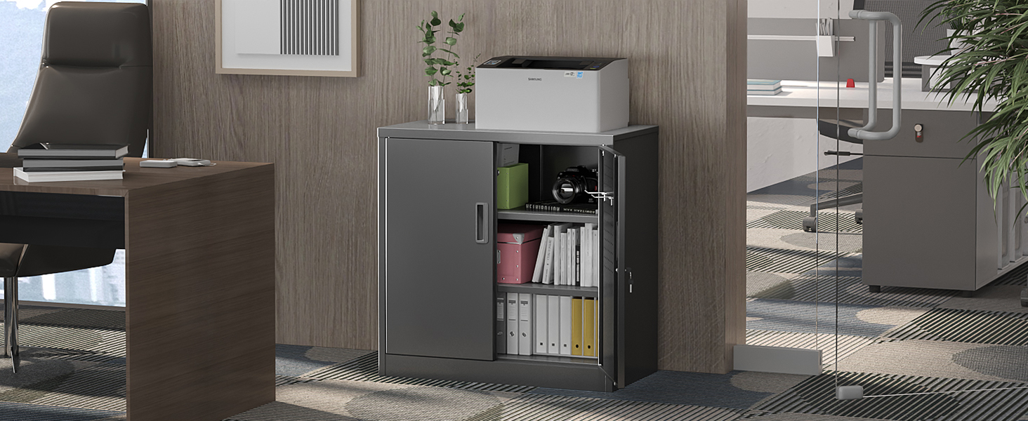 Intérieur de cuisine moderne présentant des armoires élégantes au design sans poignée en finition bois, plusieurs vues de la même configuration de cuisine.
