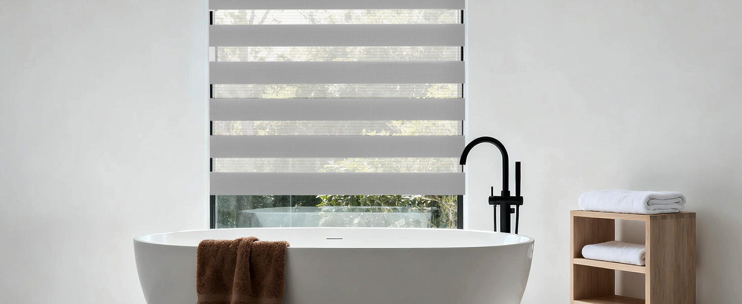 Intérieur de salle de bain moderne avec baignoire autoportante blanche, robinet noir, stores horizontaux et étagère de rangement en bois avec serviettes.