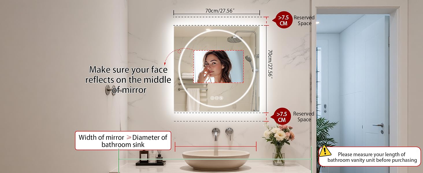 Dimostrazione del prodotto Smart Mirror che mostra le funzionalità di visualizzazione con letture digitali dell'orologio e della temperatura incorporate nella superficie dello specchio del bagno.