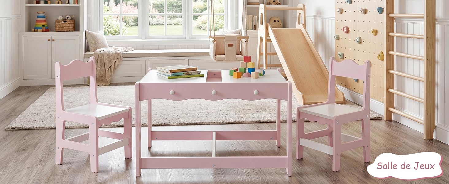 Le texte indique « Salle de 7 pièces » (salle de 7 pièces). Illustration intérieure montrant un ensemble de meubles de chambre rose et blanc comprenant un cadre de lit, une table de chevet, un bureau, une chaise et une étagère disposés dans l'espace d'une chambre d'enfant.