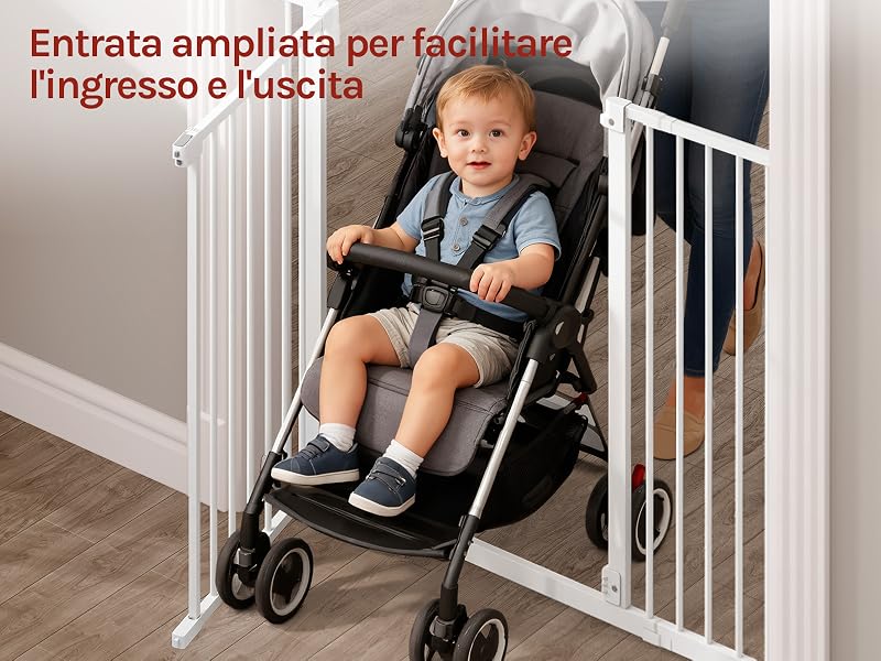 Il testo recita «Entrata rampata per facilitare l'ingresso e l'uscita». Mostra un passeggino o un dispositivo di mobilità di colore scuro posizionato all'ingresso di una scala bianca con corrimano.