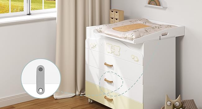 Fasciatoio o cassettiera in legno bianco con design decorativo, con più cassetti e un dettaglio circolare in metallo inserito in una parte ingrandita