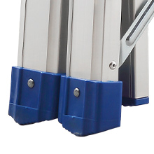 Primo piano dei piedini della scala in alluminio con stabilizzatori in plastica blu. Pioli in metallo visibili sopra. Progettato per una maggiore stabilità e aderenza sulle superfici.
