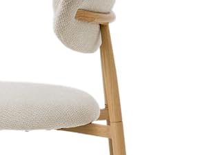 Chaise en bois naturel avec assise et dossier tissés de couleur crème pâle, style design scandinave minimaliste.