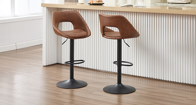 Moderna area salotto da bar o bancone con sgabelli in metallo bianco appoggiati a una parete con radiatori bianchi.