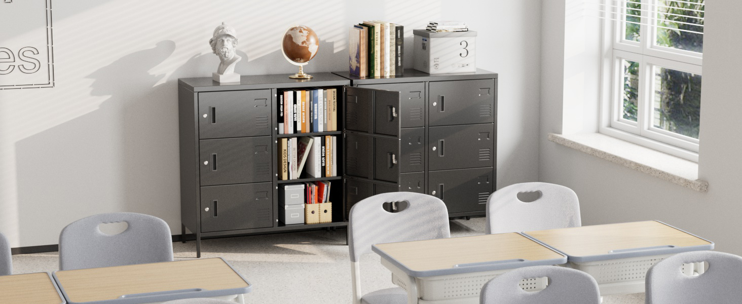 Büro- oder Klassenzimmereinrichtung mit modernen Möbeln und mehreren Schreibtischen mit Stühlen in einem sauberen, minimalistischen Raum mit Fenstern.