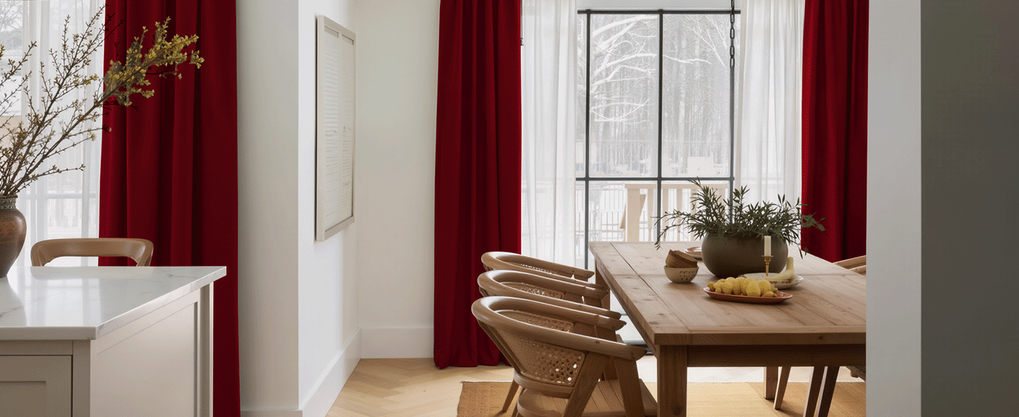 Aménagement intérieur de la pièce montrant une salle à manger avec une table en bois. des chaises et une fenêtre avec rideaux.