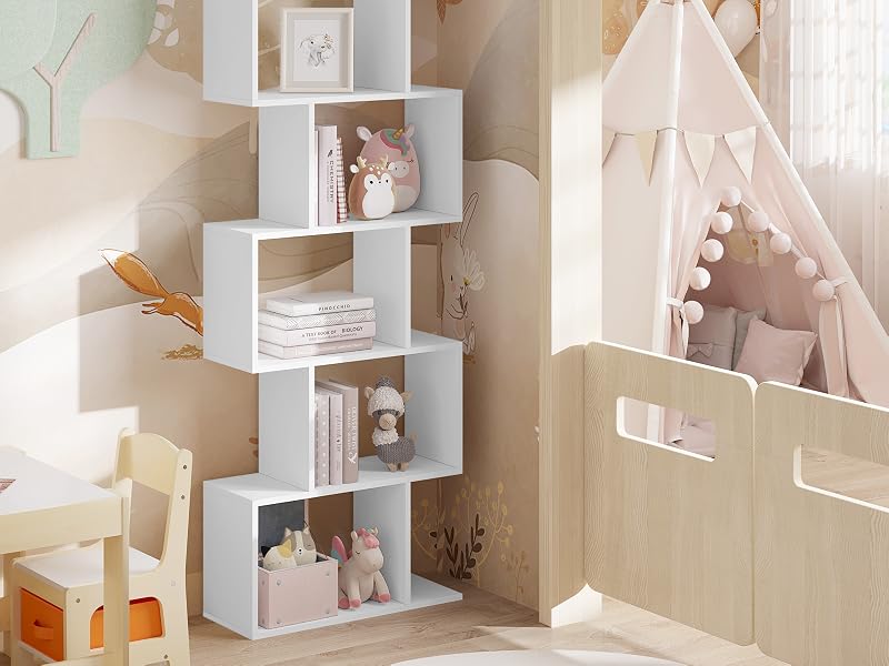 Estantería blanca en zigzag en la esquina de la habitación de un niño. Exhibe libros y juguetes. Cama contigua con dosel con ribete de pompones. Combinación de colores pastel