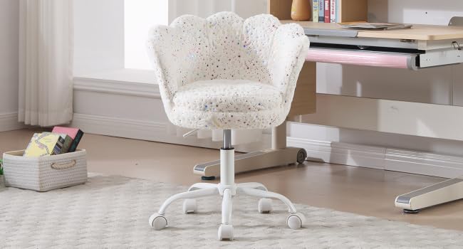 L'intérieur du salon blanc moderne comprend un lustre en cristal, des sièges en cuir blanc et des surfaces réfléchissantes dans un cadre luxueux.