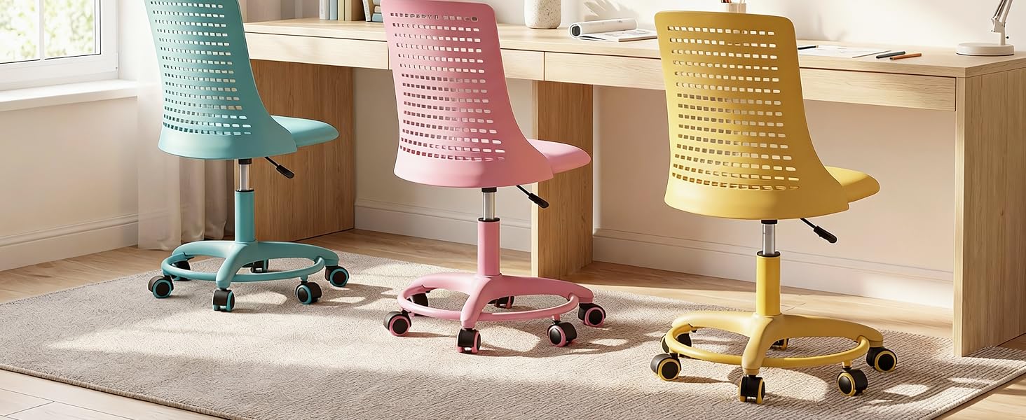 Colección de lámparas de mesa decorativas con pantallas tejidas o de ganchillo en colores pastel que incluyen verde menta, rosa y amarillo.