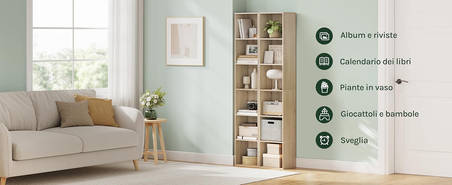 Libreria alta in legno con più scomparti in un ambiente da soggiorno. Divano beige, tavolino con piante e decorazioni murali a vista. Icone verdi con testo in italiano sul muro