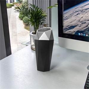 un haut-parleur noir et blanc sur un bureau.