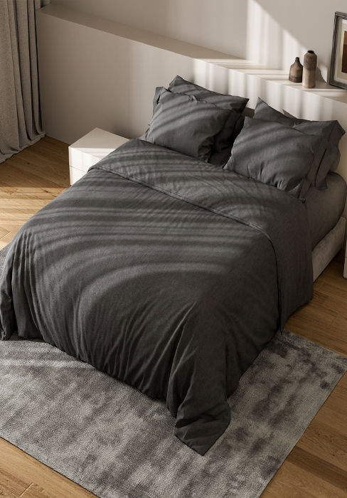 Collection d'images montrant une literie gris foncé posée sous différents angles sur un lit, démontrant la texture et le style de la literie de luxe sur un parquet.