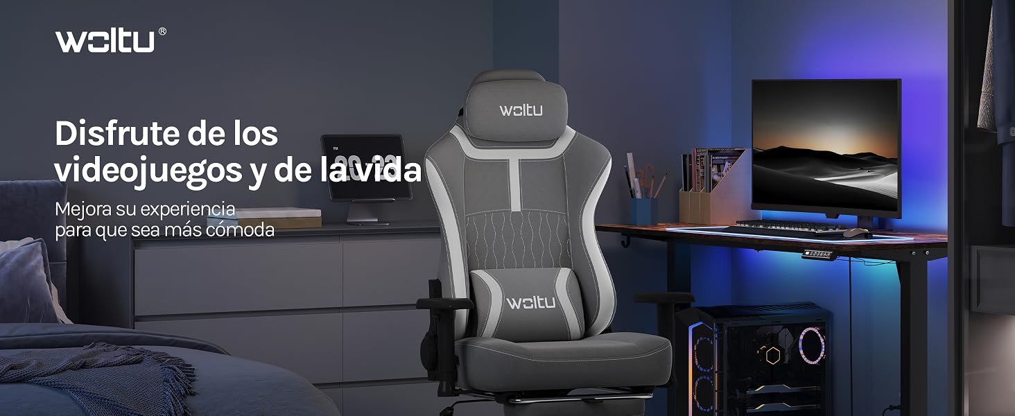 El texto dice «Disfrute de los videojuegos y de la vida con estilo». Silla para videojuegos de la marca Walau en tela de malla blanca y negra colocada en forma de escritorio con monitores y equipos de juego.