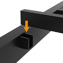 Gros plan d'un objet rectangulaire noir avec une section transversale perpendiculaire. Une flèche orange indique une petite découpe carrée à l'intérieur de la structure