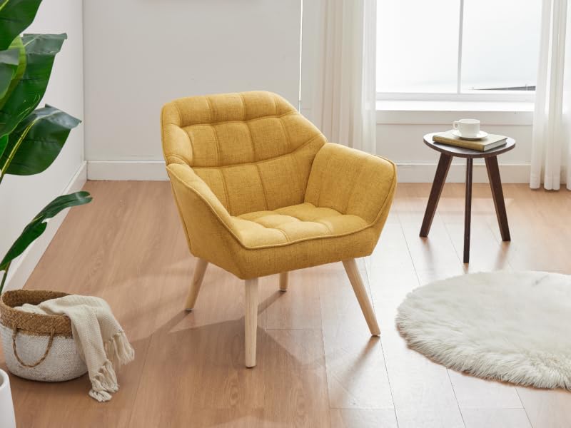 Habitación con vistas interiores con sofá de dos plazas de color amarillo mostaza o sofá pequeño en un ambiente moderno con paredes claras y elementos decorativos.