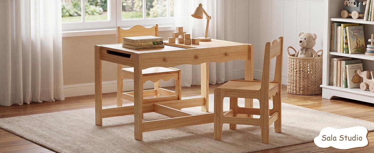 Scrivania in legno naturale e sedia abbinata con finitura in legno dai toni caldi, mostrata nell'ambiente home office con scaffali e finestra con tende.