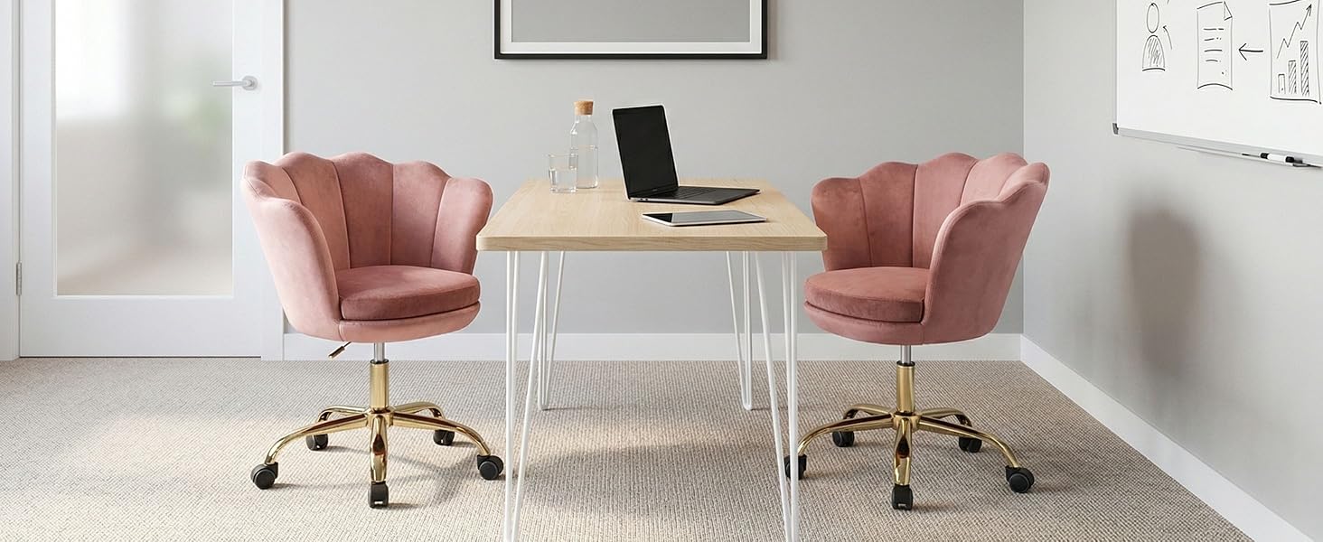 Configuration de bureau à domicile moderne avec un bureau blanc et deux chaises pivotantes en velours rose avec des bases dorées. Décoration murale minimaliste et intérieur lumineux.