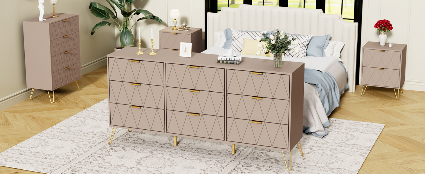 Meuble de rangement en bois clair avec plusieurs tiroirs tressés placés contre le mur dans la chambre à coucher avec lit et table de chevet.