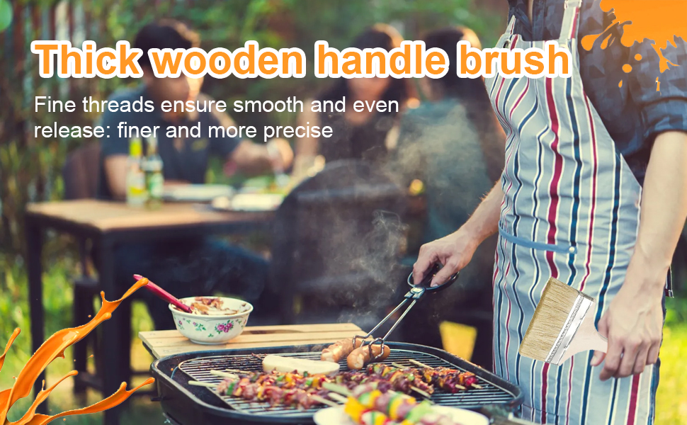 Brosse à gril en bois à long manche utilisée sur un barbecue fumant avec des aliments visibles, conçue pour un nettoyage fin et précis