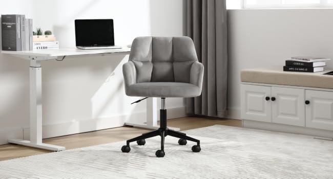 a chair that is in a room.