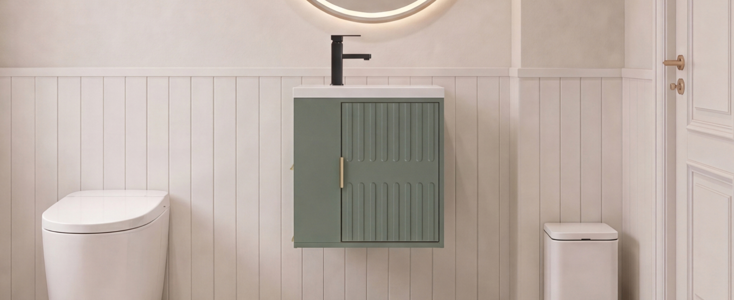 Interno del bagno con pareti rivestite di bianco, mobiletto a parete verde acqua sopra il lavabo bianco, wc visibile a sinistra.