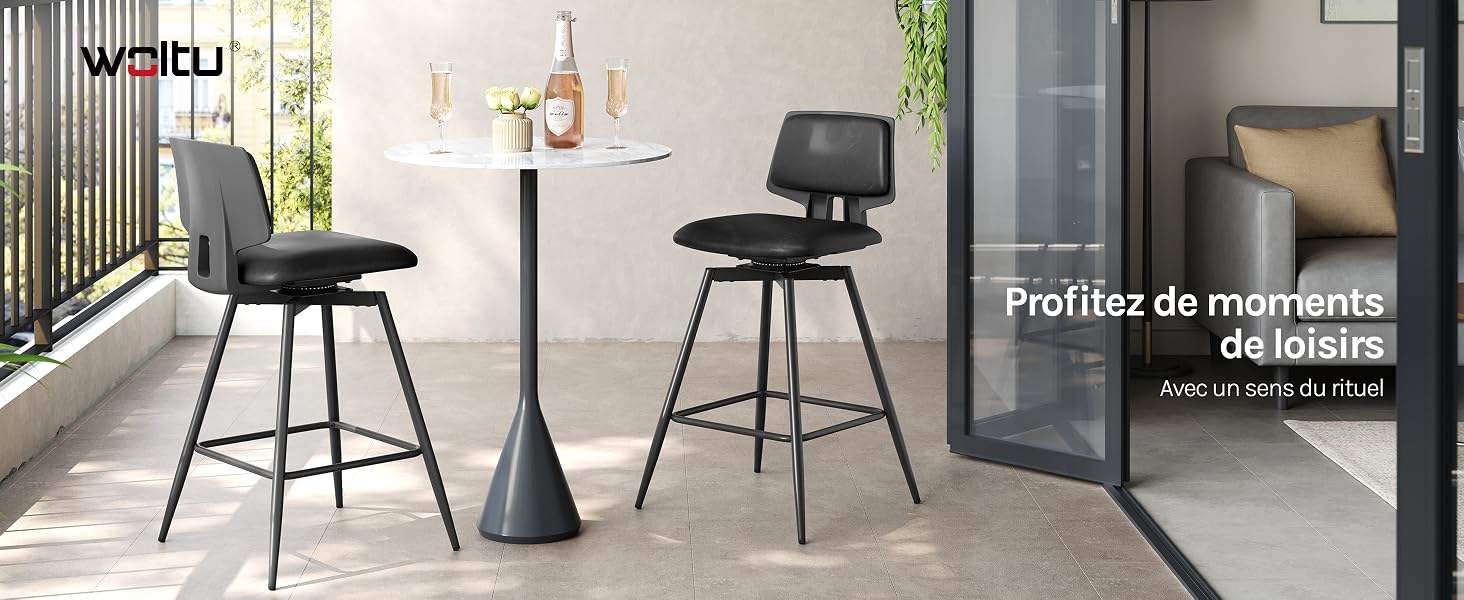 Le texte se lit comme suit : « Profitez de moments ». Décoration intérieure moderne comprenant des tabourets noirs à hauteur de bar disposés le long d'un comptoir ou d'un espace de travail avec éclairage naturel.
