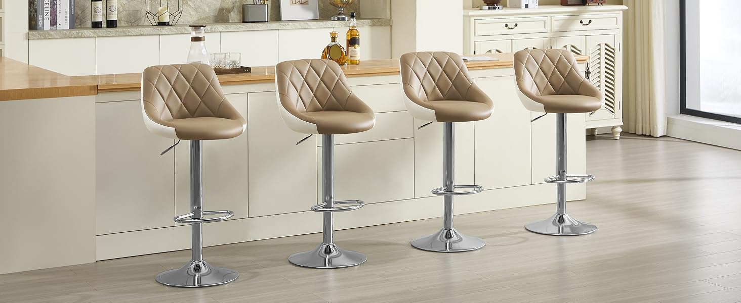 Quattro sgabelli da bar regolabili con sedili e schienali in pelle trapuntata beige, basi e poggiapiedi cromati.