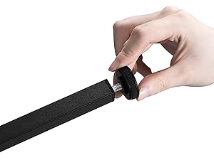 Mano che regge un oggetto nero allungato con una superficie ruvida e un componente rotondo regolabile a un'