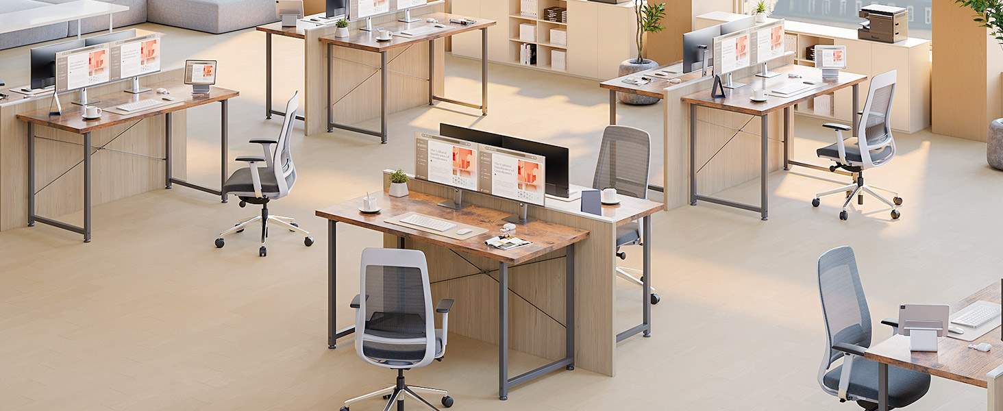 Aménagement moderne des espaces de travail comprenant plusieurs postes de travail avec bureaux, chaises de bureau et installations informatiques dans un plan d'étage ouvert.