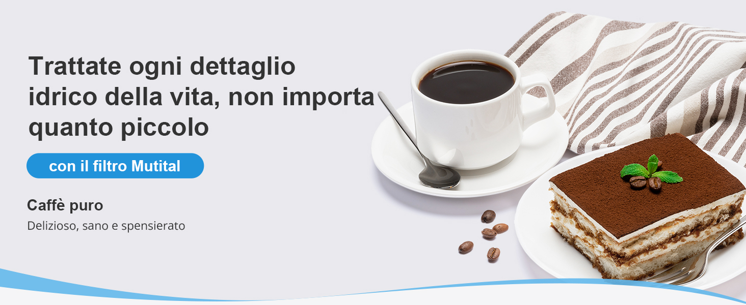 Tazza da caffè su piattino accanto al dolce tiramisù su tavolo bianco con panno a righe. Chicchi di caffè e contorno alla menta visibili. Pubblicità del prodotto per il sistema di filtrazione del caffè