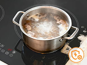 Marmite en acier inoxydable avec couvercle sur une cuisinière noire contenant un liquide bouillant, avec un logo circulaire orange visible dans le coin inférieur droit.