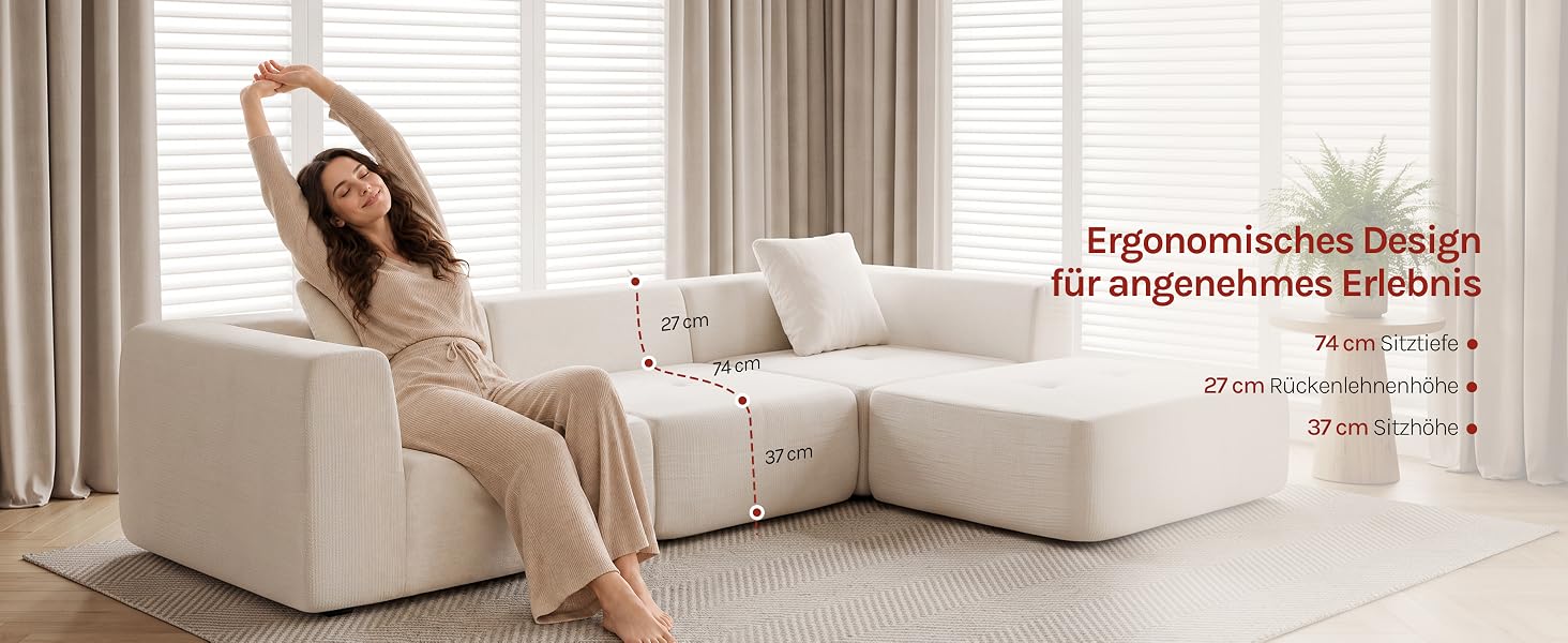 Der Text lautet „Ergonomisches Design“ und „Entspannung pur“ mit zusätzlichem deutschen Text. Eine Frau in beiger Loungewear lehnt sich auf einem weißen modularen Ecksofa im modernen Wohnzimmer mit neutralem Dekor und Vorhängen zurück.