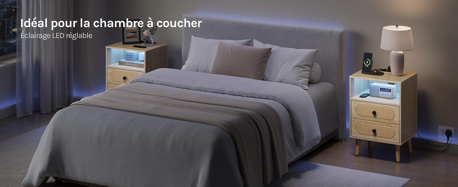 Le texte se lit comme suit : « Ajoutez des éléments contextuels pour transformer une pièce ». Intérieur de la chambre avec lit rembourré gris, tables de chevet en bois, objets de décoration et éclairage chaleureux.