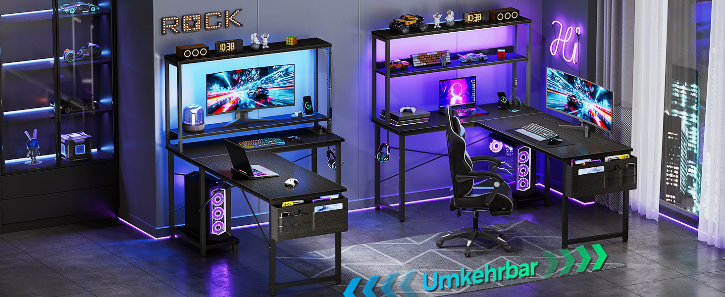 Gaming-Setup mit L-förmigem Schreibtisch, mehreren Monitoren, RGB-Beleuchtung und Regalen. Verfügt über einen „Umkehrbar“ -Text, der auf eine umkehrbare oder einstellbare Konfiguration hindeutet. Leuchtreklamen und das Stadtbild sind durch das Fenster sichtbar