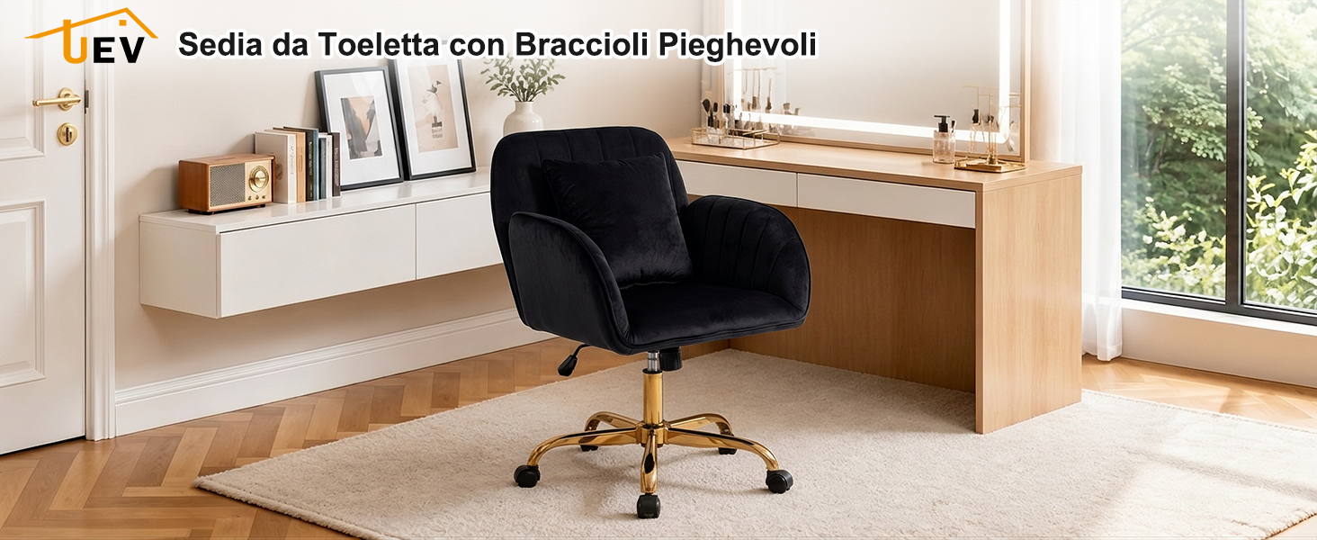 Il testo recita «Sedia da Toilette con Bracciali Pigghevoli». Moderna configurazione per l'home office caratterizzata da una sedia da ufficio imbottita nera con braccioli su una scrivania in legno sullo sfondo luminoso di una finestra.
