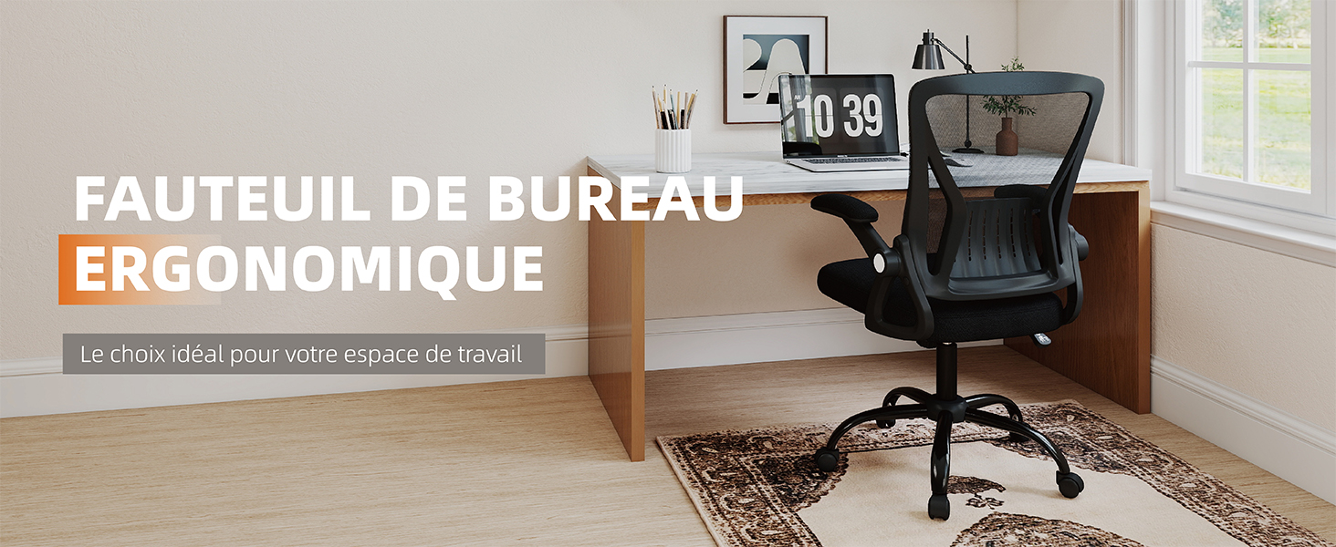 Le texte indique « FAUTEUIL DE BUREAU ERGONOMIQUE » et « Le choix idéal pour organiser la littérature ». Chaise de bureau ergonomique noire sur un bureau en bois avec calendrier indiquant « 10 39 » et étagères au-dessus.