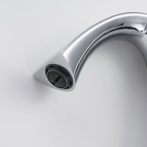 Séquence rapprochée montrant un robinet d'eau ou un robinet sur fond gris, montrant le débit ou l'installation de l'eau.