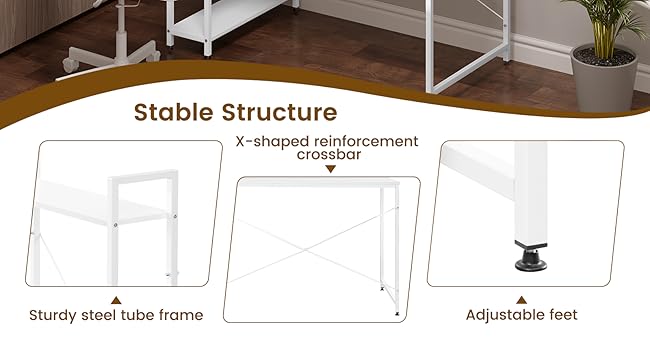 Scrivania bianca con scaffale annesso, con struttura in acciaio, piedini regolabili e rinforzo a forma di X. Presentata in modalità home office con sedia e laptop