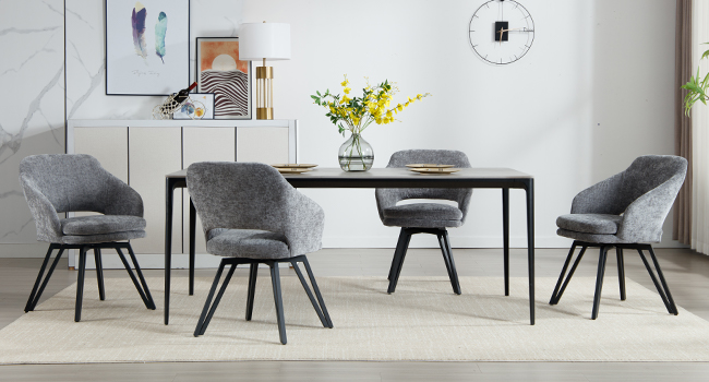 Moderne Essgruppe mit schwarzem rechteckigem Tisch und vier grauen Polsterstühlen. Die Stühle verfügen über geschwungene Rückenlehnen, Drehfüße und schwarze Metallbeine. Der Tisch hat ein schlankes Profil mit passenden schwarzen Beinen.