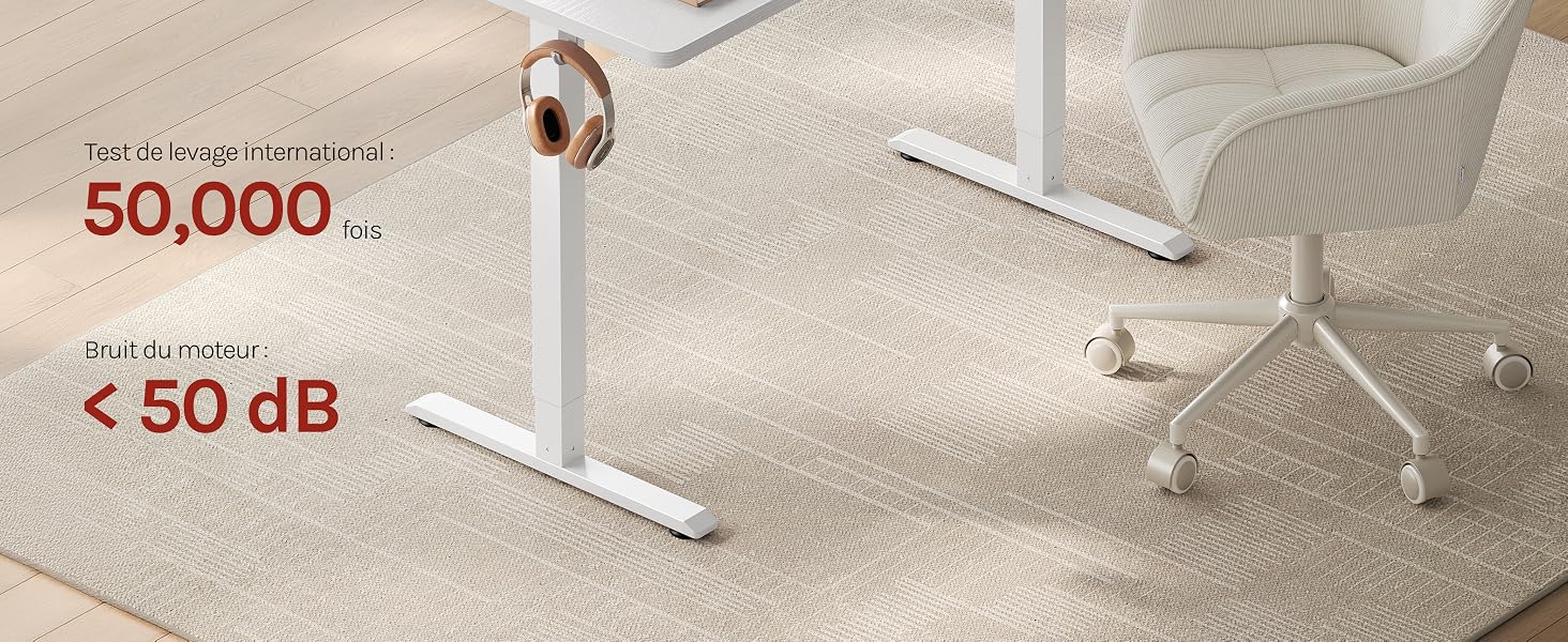 Le texte indique « 50 000... » et « 50€ dB ». Deux scènes de la pièce présentées : un séparateur d'écran blanc autonome dans un intérieur moderne et un panneau acoustique beige près d'une chaise de bureau.