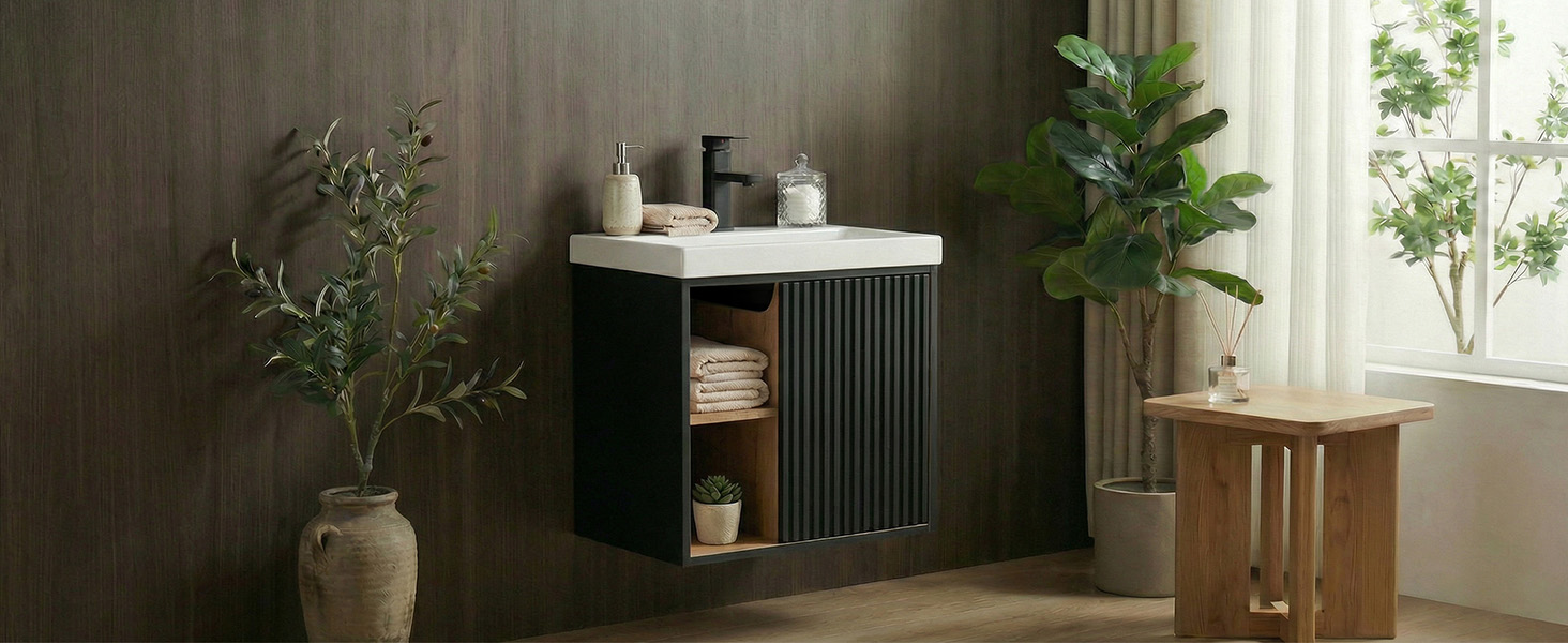 Armadietto moderno in nero con trama a coste, caratterizzato da scaffali aperti e posizionato contro una parete scura con piante decorative nelle vicinanze.