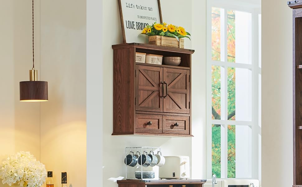 Intérieur de cuisine moderne avec lampe suspendue, armoire murale en bois et fleurs jaunes dans un vase sur le dessus. Lumière naturelle provenant des fenêtres.