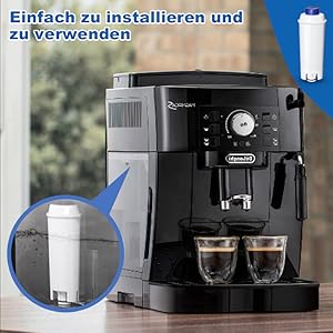 Schwarze Espressomaschine mit zwei Tassen.
[SENTENCE 6] Das Nebenbild zeigt ein weißes zylindrisches Objekt, möglicherweise einen Wasserfilter.
[SENTENCE 7] Der deutsche Text weist auf eine einfache Installation und Verwendung