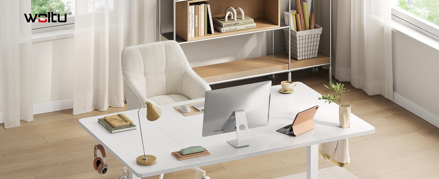 El texto dice «WEIFU». Somier de madera con plataforma para las patas, soportes blancos para las patas y compartimentos de almacenamiento integrados, que se ve en un dormitorio amueblado con estanterías y cortinas.