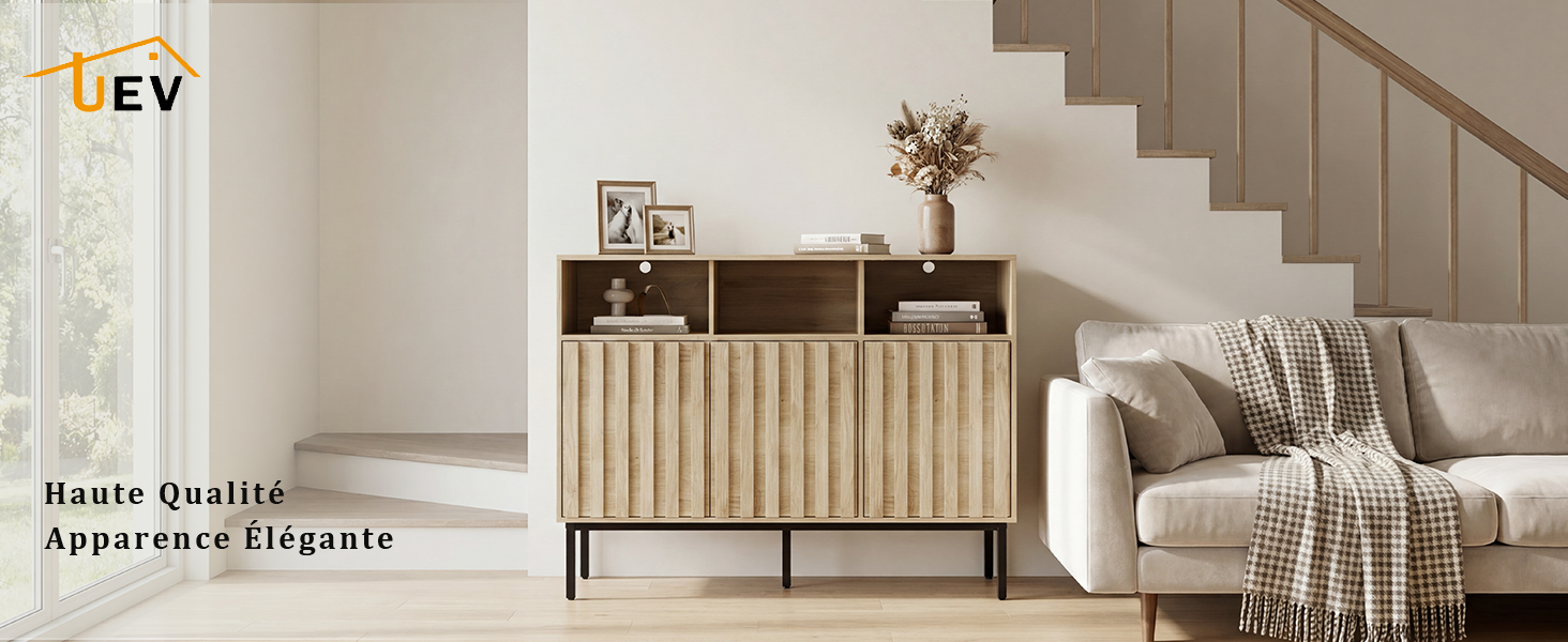 Le texte indique « DEV » et « Haste Qualité Apparence Elegante ». Scène de design d'intérieur comprenant un buffet en bois avec portes à lattes verticales, un fauteuil rembourré crème, une couverture tissée, une plante en pot et un escalier en bois dans un cadre résidentiel moderne.
