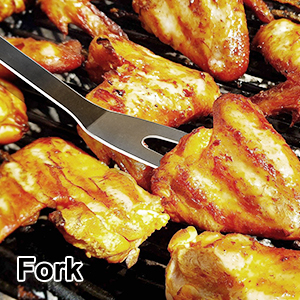 Gros plan d'ailes de poulet grillées ou rôties à l'aspect doré et glacé. Une fourchette est visible au premier plan, prête à ramasser une pièce