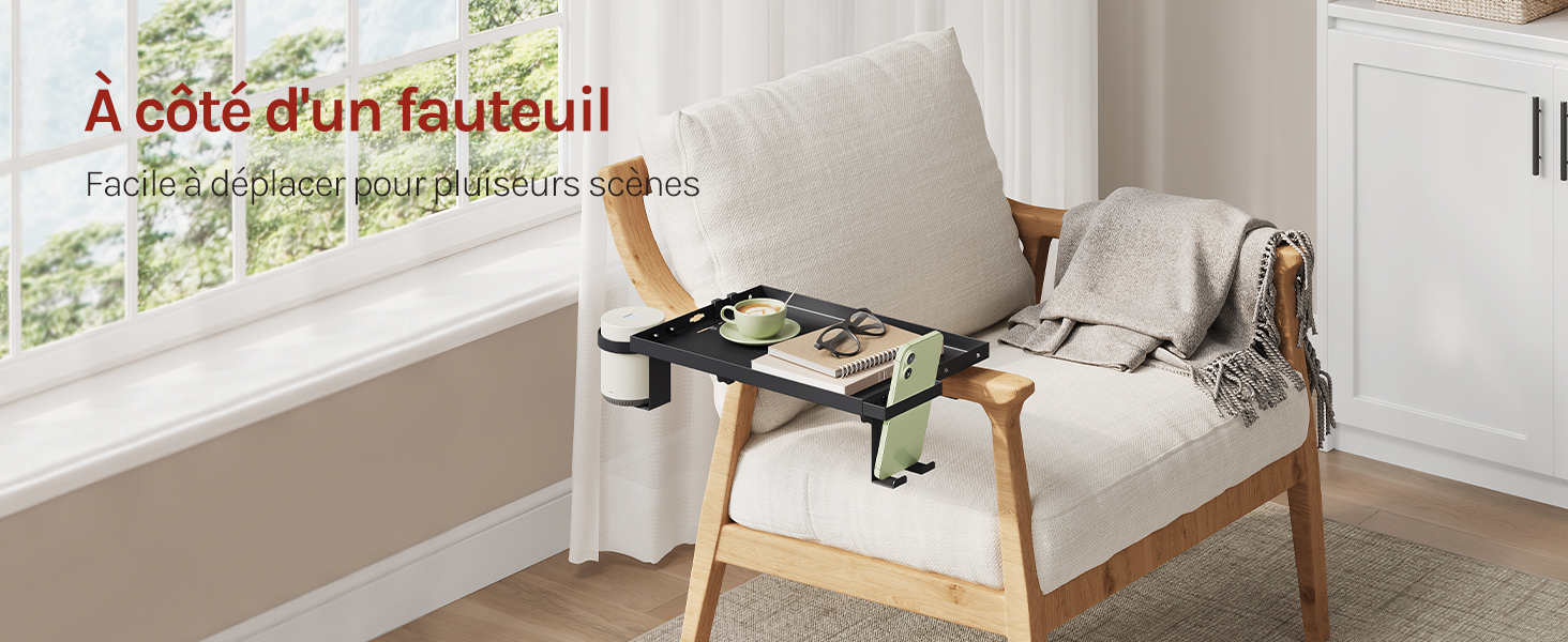 Le texte se lit comme suit : « À côté d'un fauteuil ». Décoration intérieure montrant un coin de ce qui semble être un fauteuil ou un siège de couleur claire.