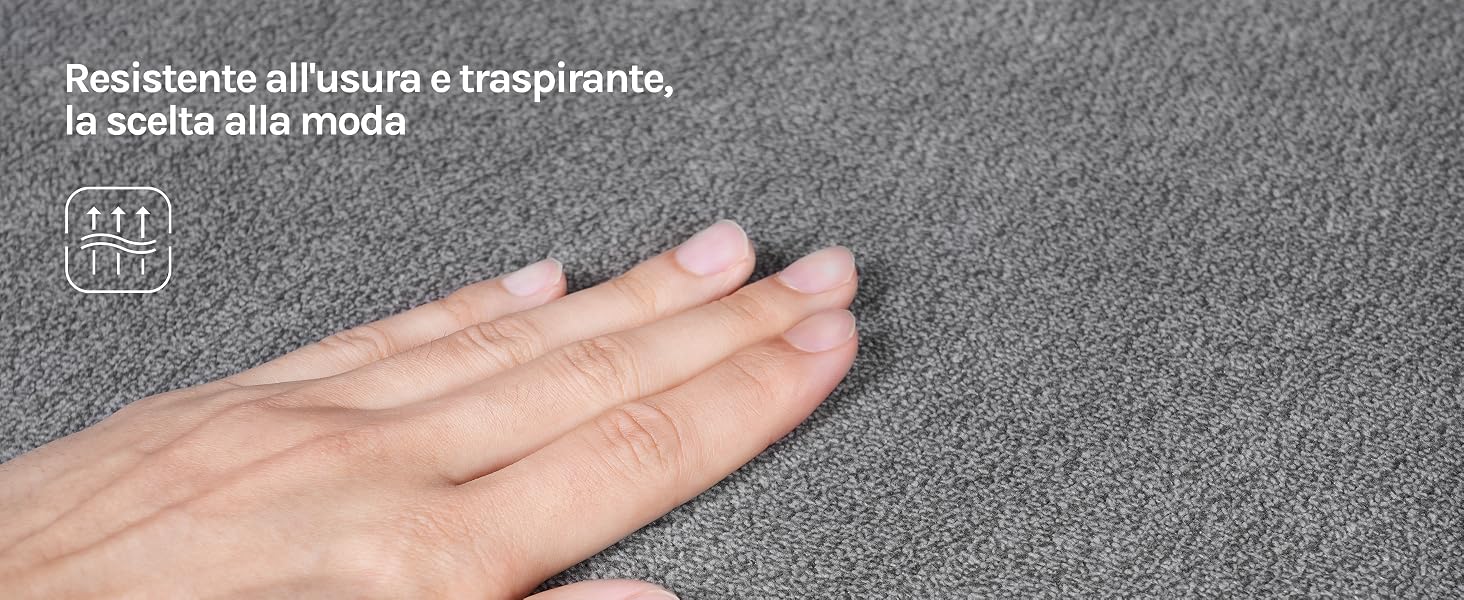 Il testo recita «Resistente all'usura e trasparente, la scatola alla moda». Primo piano di un tessuto grigio testurizzato che viene toccato dalla mano umana e ne dimostra la resistenza e la qualità tattile della superficie.